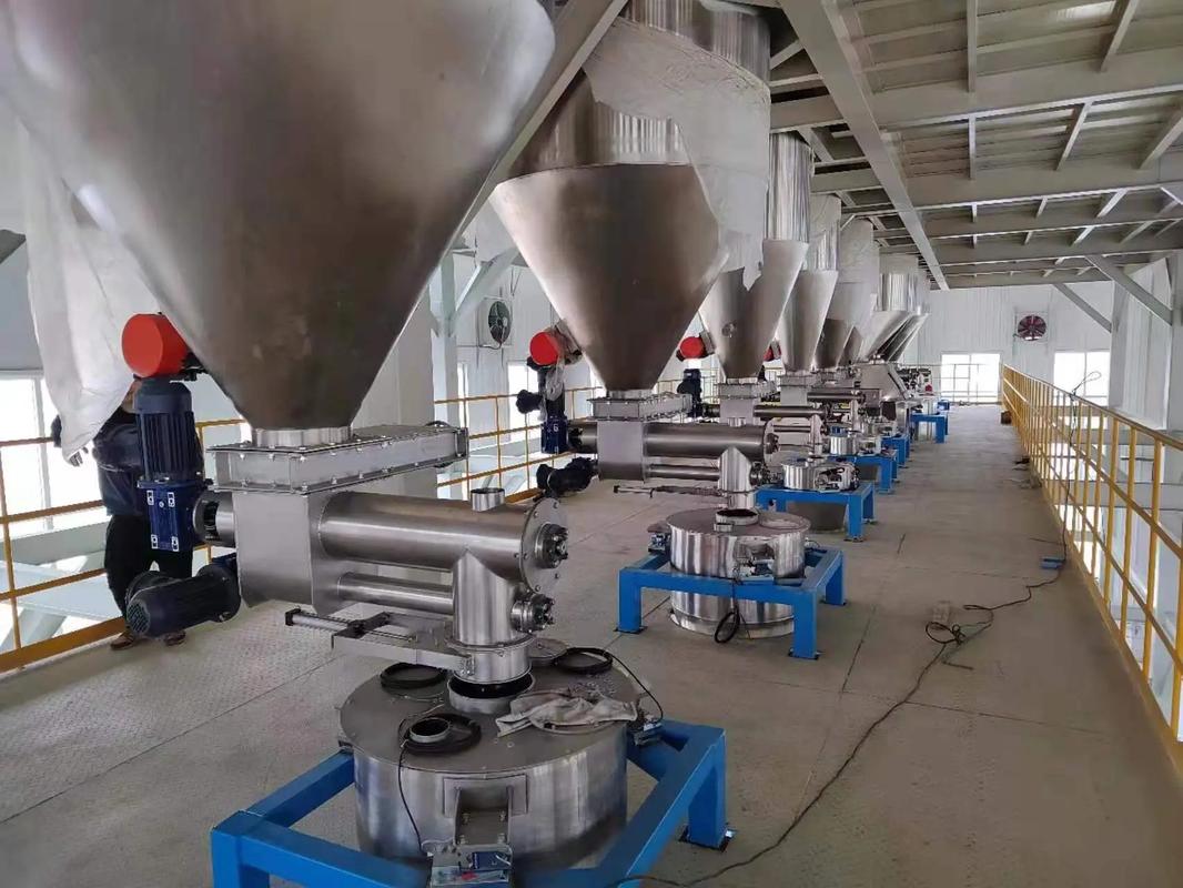 多倉配料秤上下層結(jié)構(gòu)與螺旋定量給料機(jī)在粉末自動配料中的應(yīng)用